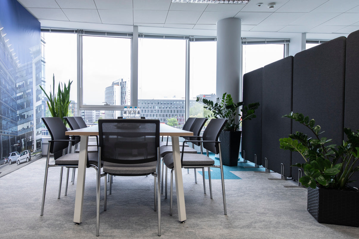 Eleganter Gaya GY4N Konferenzstuhl in stilvollem Grau, ideal für Meetings, mit ergonomischem Design und stabiler Basis für optimalen Komfort.