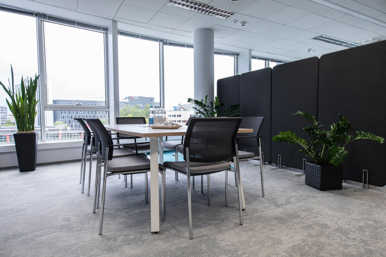 Moderner Gaya GY4N Konferenzstuhl in ansprechendem Grau, perfekt für professionelle Umgebungen, bietet hervorragende Unterstützung und zeitgemäßes Design.