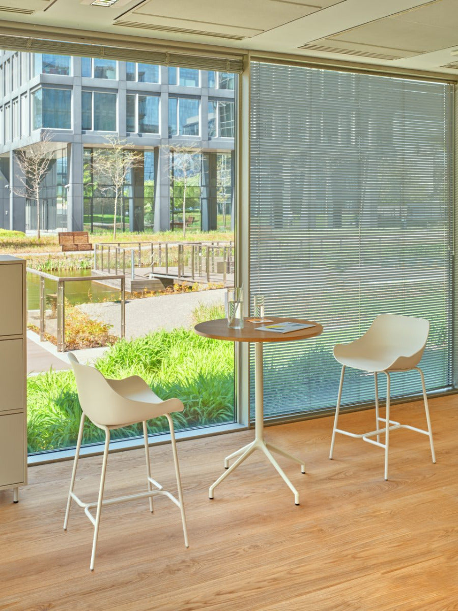 Eleganter Hochtisch Gobo GBR711 von MDD mit minimalistischer Säule und runder Platte, perfekt für stilvolle Lounges und Empfangsbereiche.