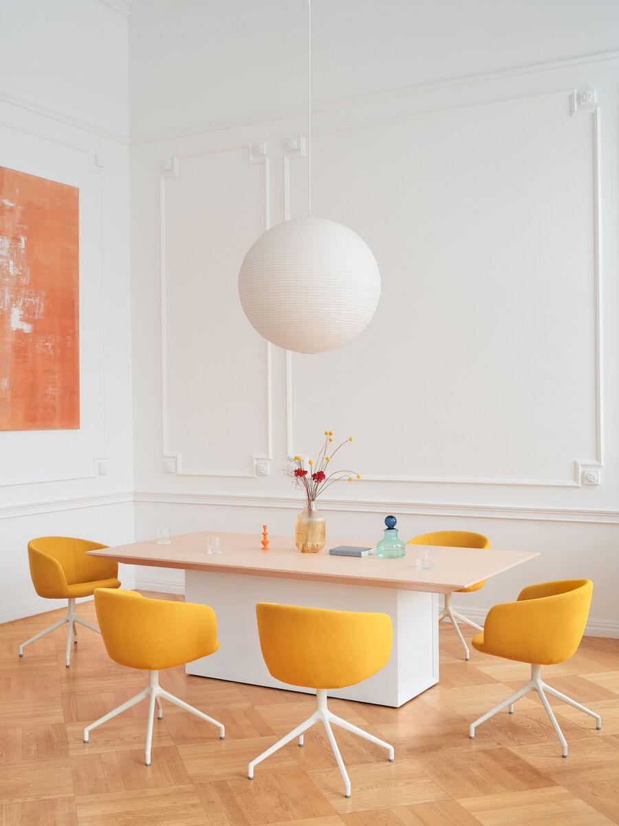 Moderner Drehstuhl Grace GRP19K mit ansprechendem Design, drehbarer Fußbasis und bequemer Polsterung, ideal für Arbeits- und Wohnräume.