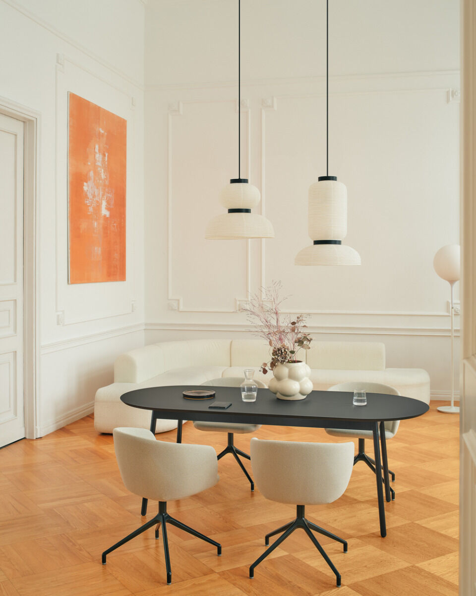 Moderner Drehstuhl Grace GRP19K mit ansprechendem Design, drehbarer Basis und bequemer Polsterung, ideal für stilvolle Arbeitsumgebungen.