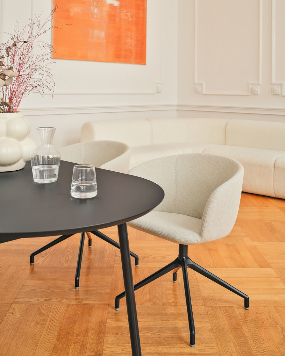 Eleganter Drehstuhl Grace GRP19K mit komfortabler Polsterung und schickem Design, perfekt für moderne Büros und kreative Arbeitsplätze.