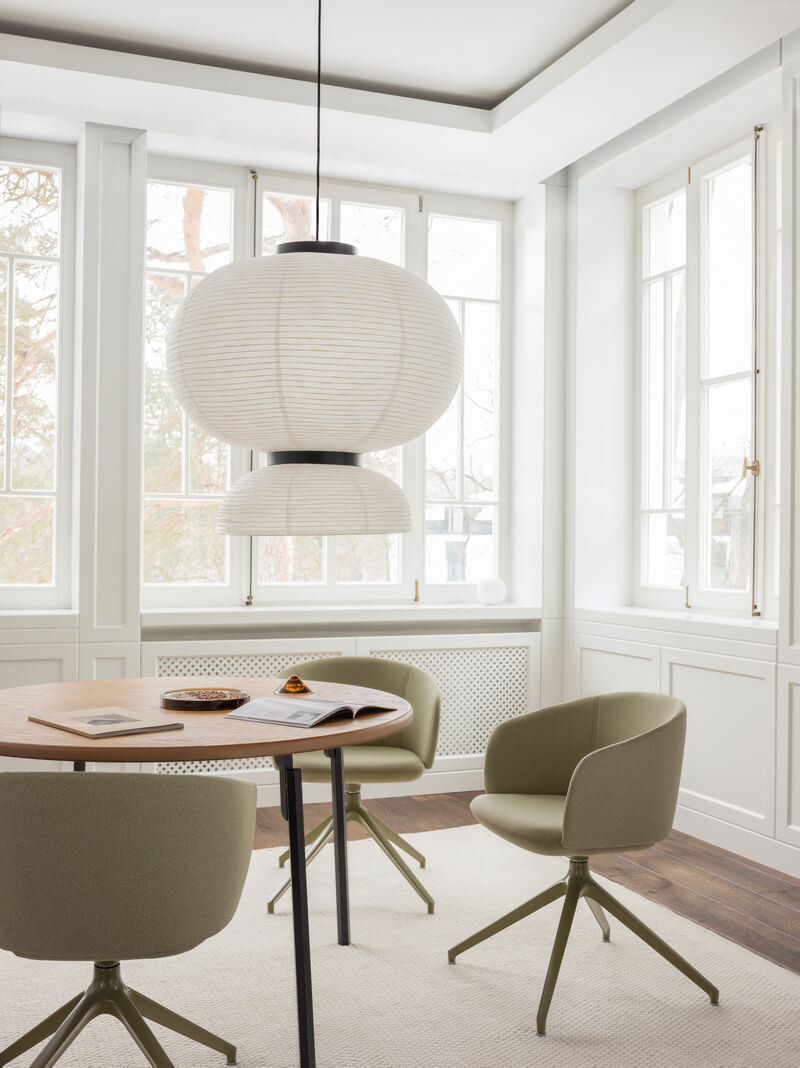 Moderner Drehstuhl Grace GRP19K mit stilvollem Design und bequemer Sitzfläche, ideal für kreative Arbeitsumgebungen.