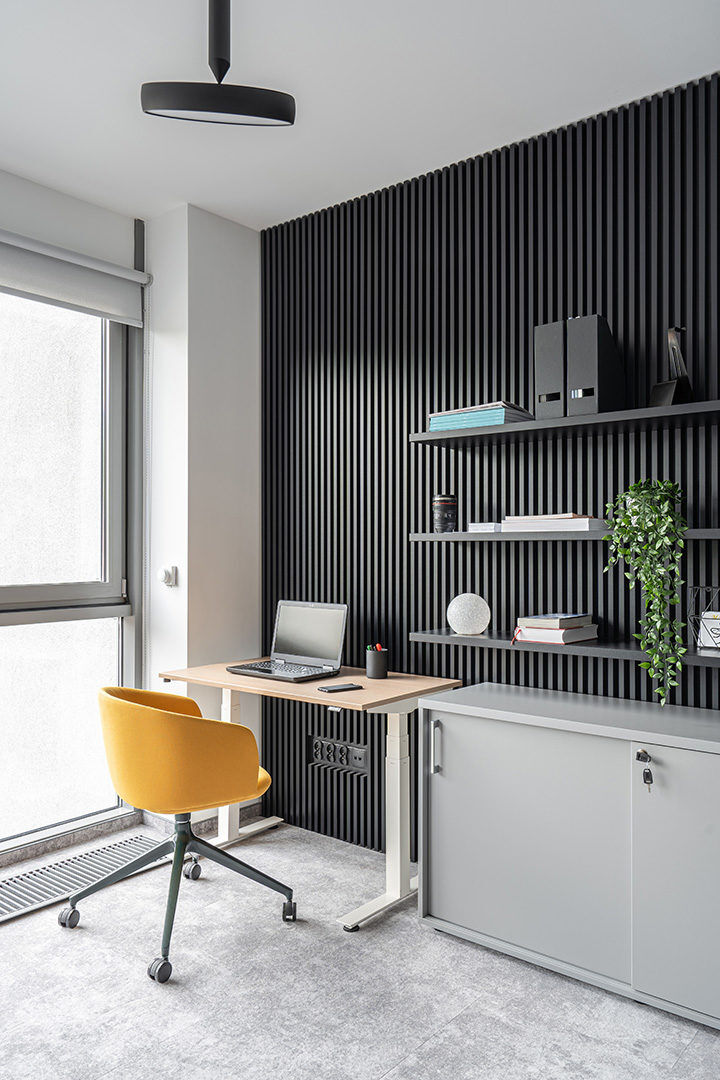 Moderner Drehstuhl Grace GRP19K mit stilvollem Design und komfortabler Drehbasis, ideal für kreative Arbeitsumgebungen.