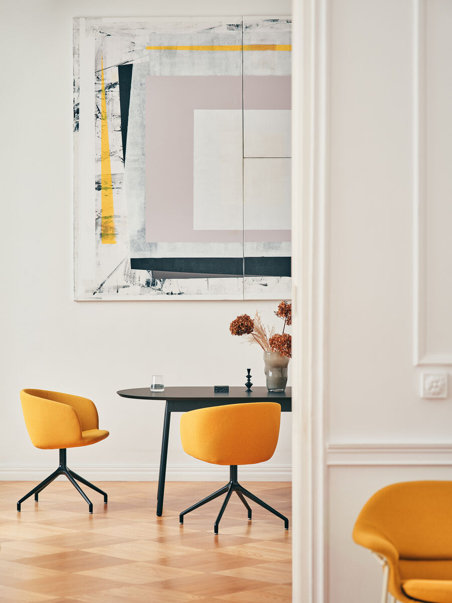 Moderner Drehstuhl Grace GRP19K mit komfortabler Polsterung und schickem Design, ideal für kreative Arbeitsumgebungen.