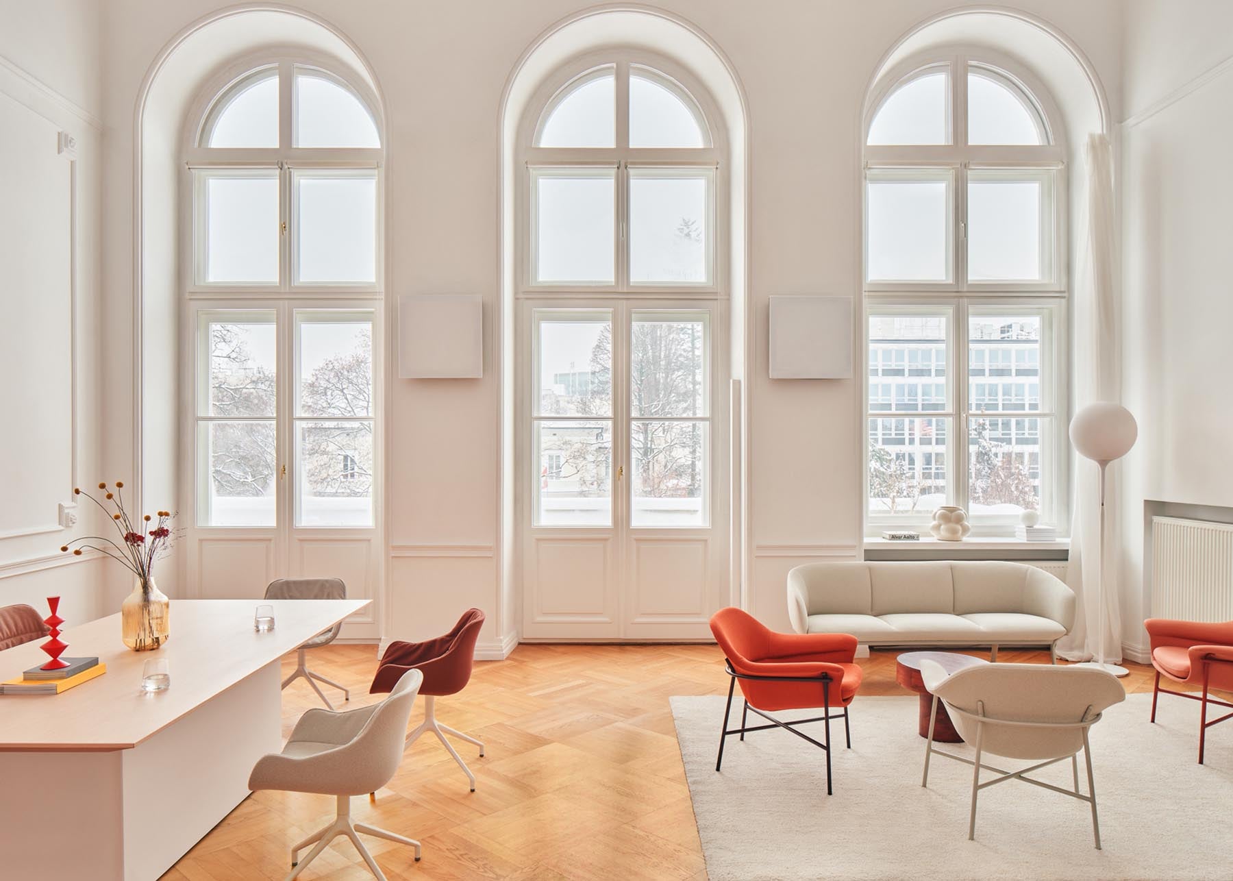Elegantes 2er Sofa Grace GR02 in stilvollem Grau, mit minimalistischen Linien und komfortabler Polsterung, perfekt für zeitgemäße Wohnräume.