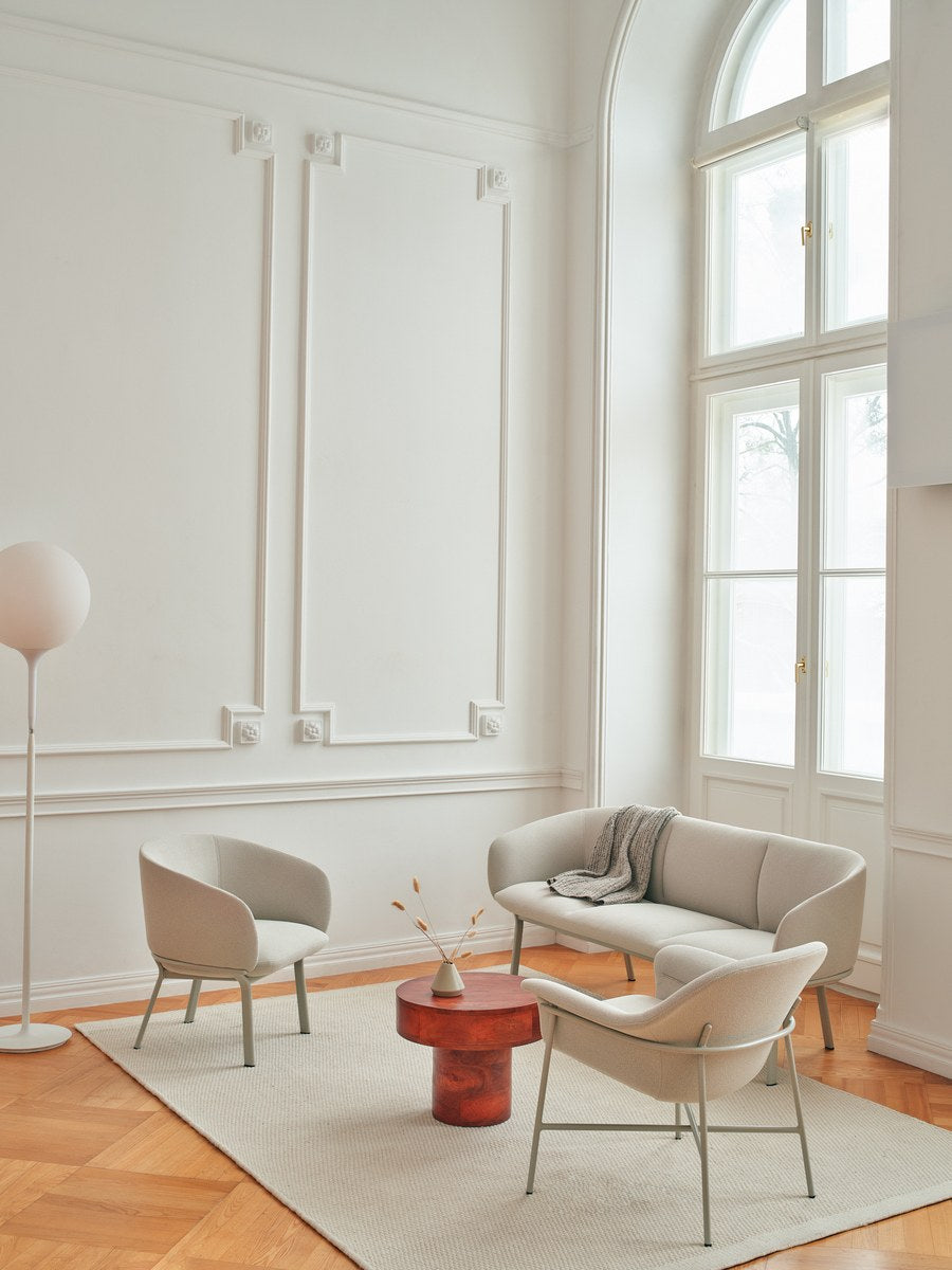 Sofa Grace von Mdd in Aluminium mit gepolstertem Sitz und Rückenlehne, ovalem Stahlgestell und schwarzen Kunststofffüssen.
