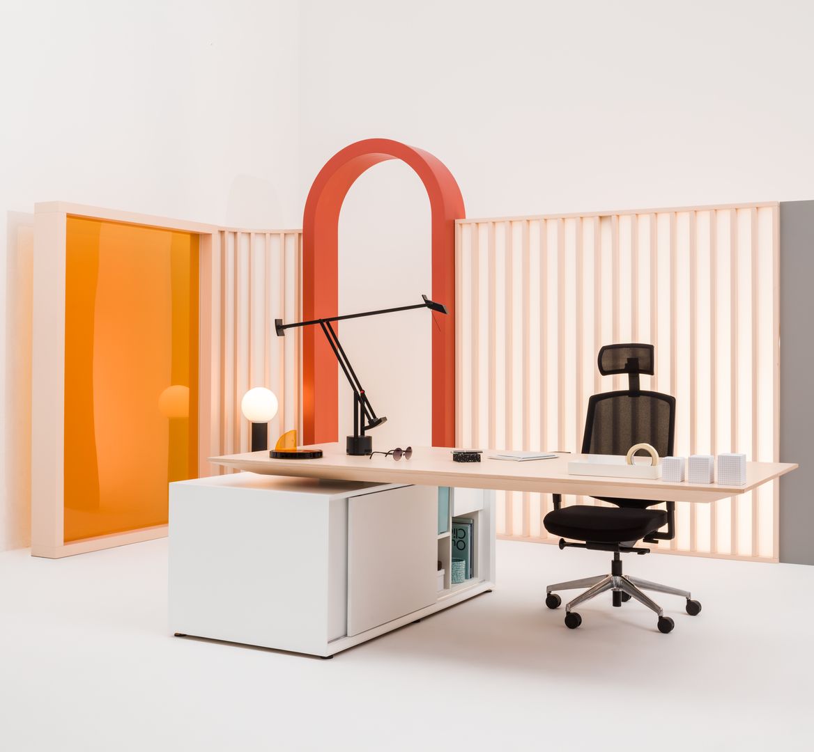 Moderner Chefschreibtisch Gravity GAV1L von Mdd, höhenverstellbar für ergonomisches Arbeiten und stilvolles Büroumfeld.
