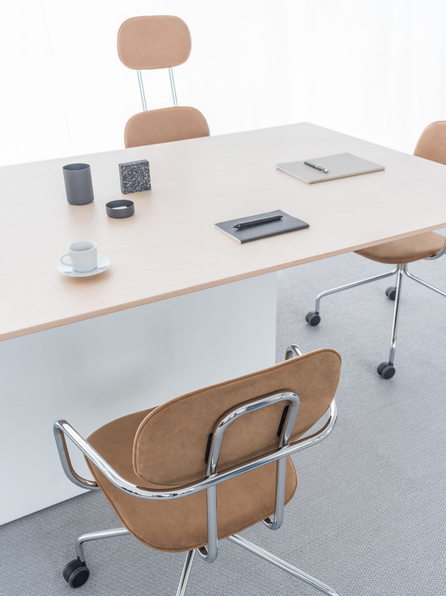 Moderner Gravity GAV5 Schreibtisch von MDD, perfekt für kreative Arbeitsumgebungen, kombiniert Ästhetik mit praktischen Lösungen.