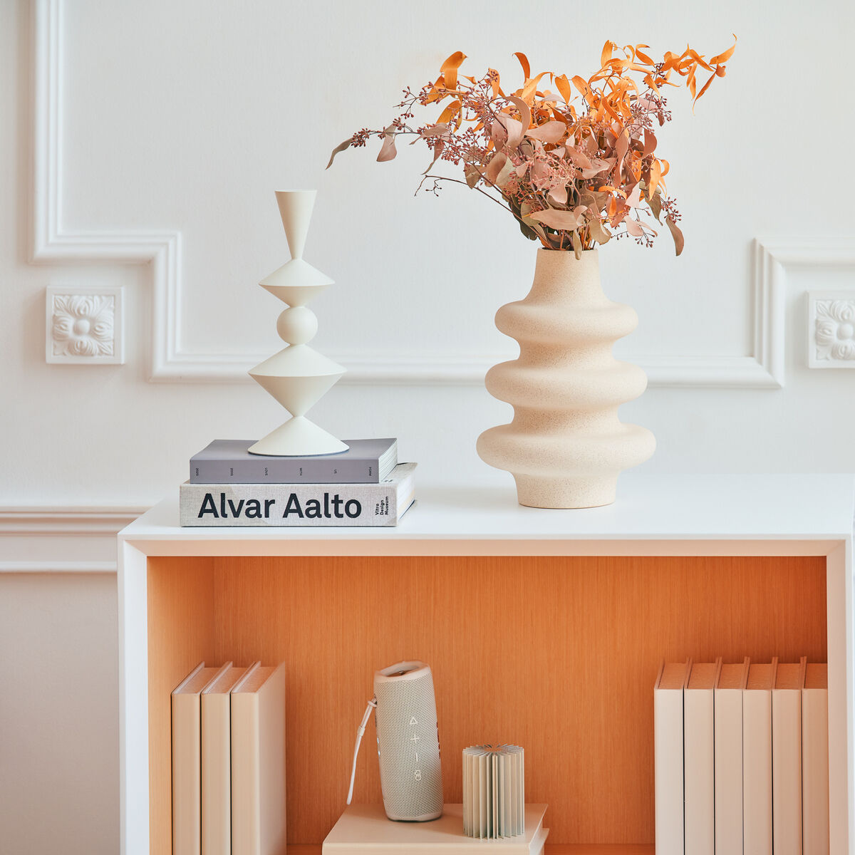 Regal Gravity von Mdd in Graphit Matt mit Innenfurnier aus amerikanischem Nussbaum, MDF-Korpus mit gefrästen Flächen.