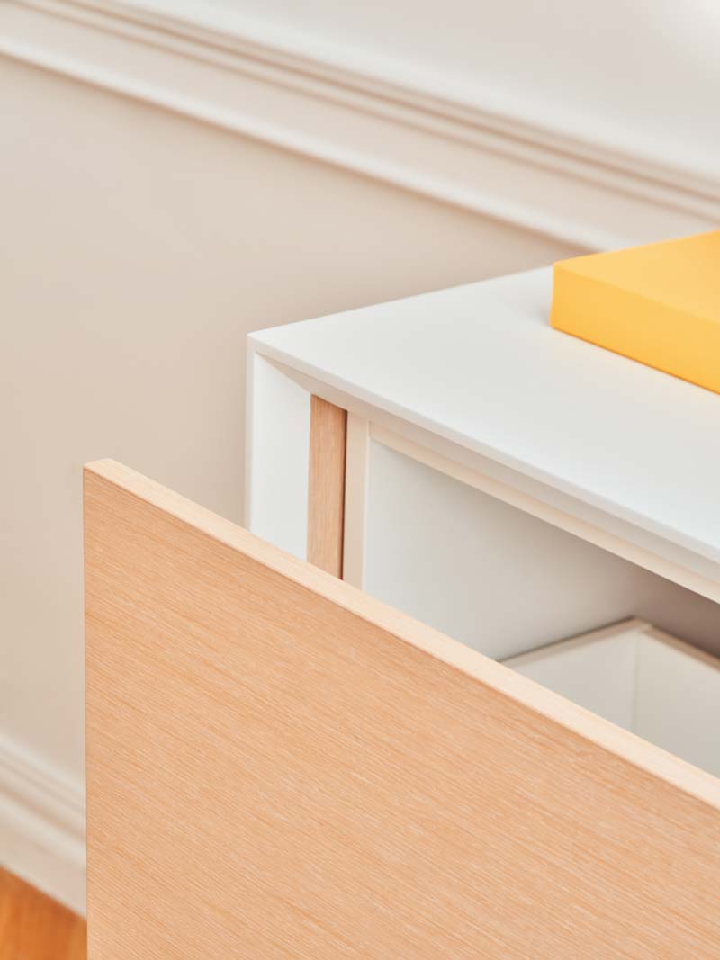Eleganter Büroschrank Gravity GAV15 von Mdd, ausgestattet mit offenen Fächern und vielseitigem Stauraum für ein modernes Arbeitsumfeld.