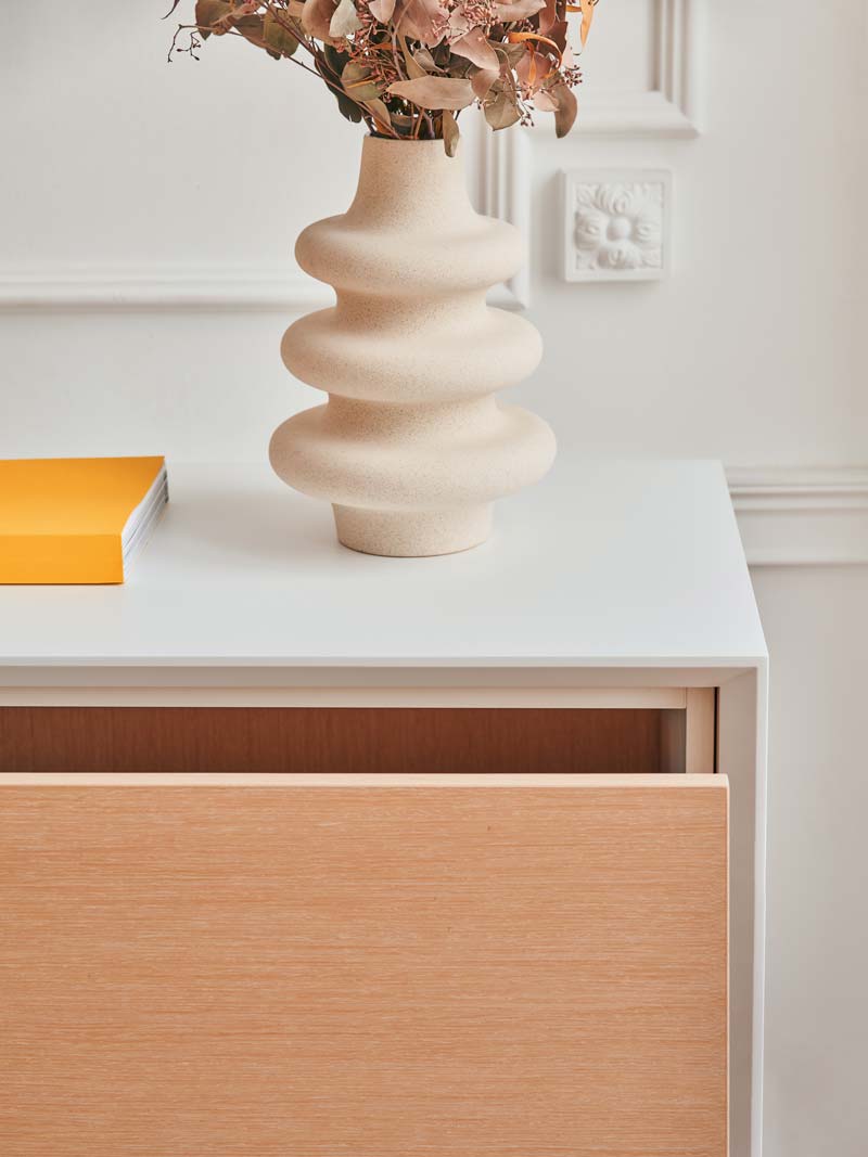 Moderner Büroschrank Gravity GAV15 von Mdd, ideal für stilvolle Büros mit praktischen Ablageflächen und großzügigem Stauraum.