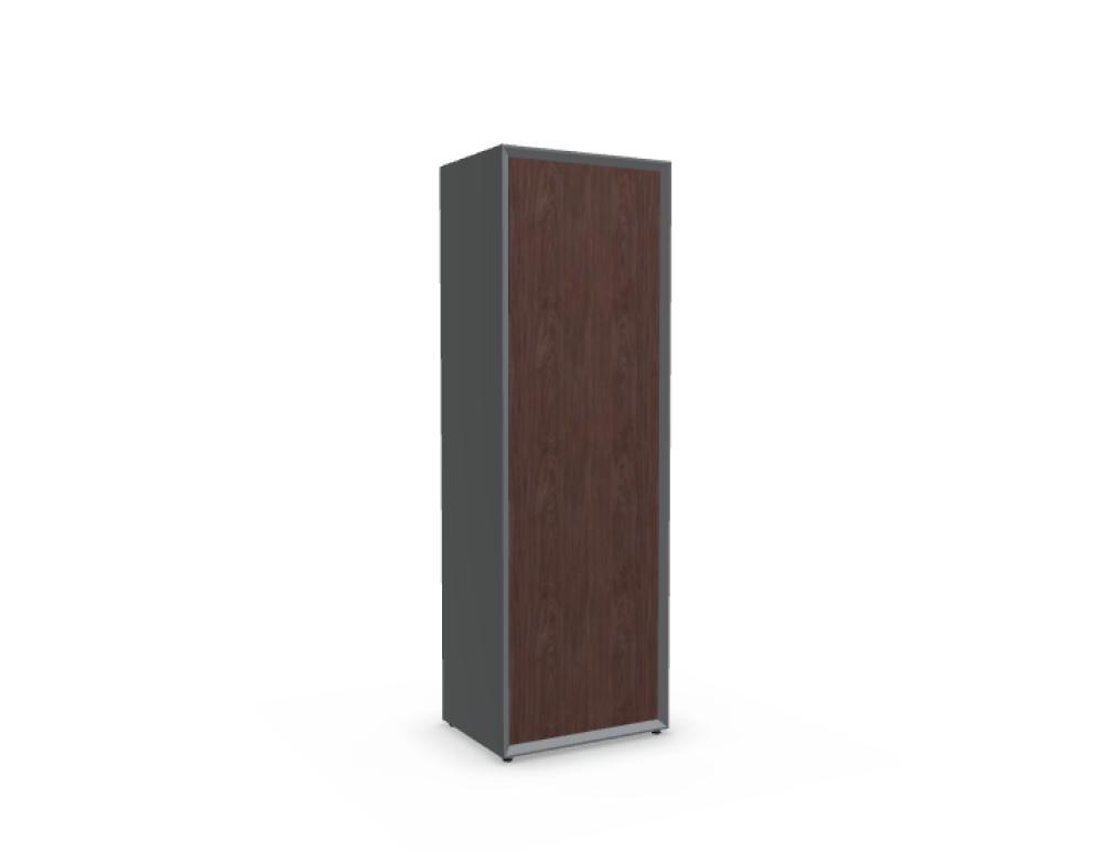 Freistehender schmaler Kleiderschrank mit Nussbaum-Furnierfront und Graphit-mattem Korpus, Kleiderstange und Ablagefächern im Innenraum sichtbar.