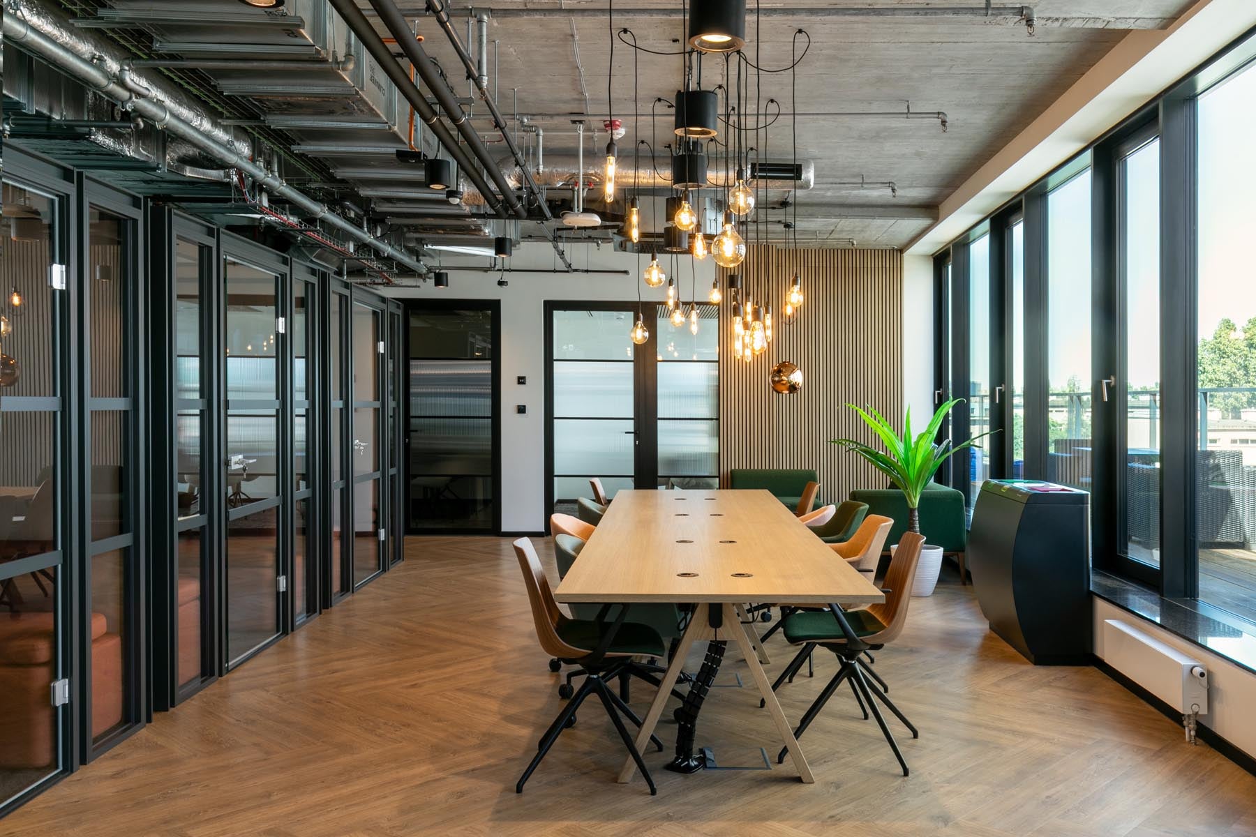 Moderne Hako Meeting HK04 Akustikkabine von Mdd, ideal für konzentriertes Arbeiten und private Gespräche in offenen Büros.