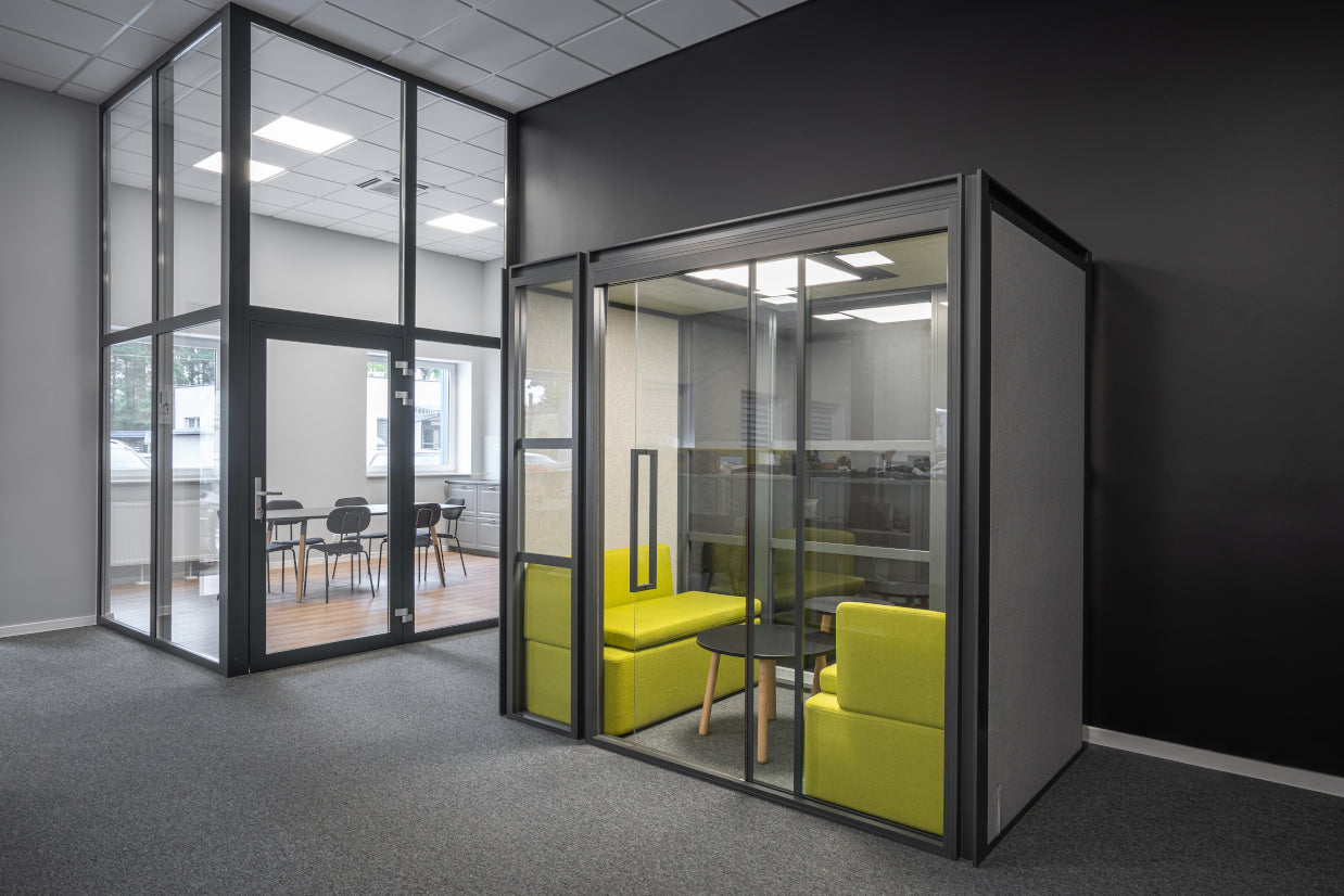 Moderne Hako Meeting HK04 Akustikkabine von Mdd, ideal für konzentriertes Arbeiten und private Gespräche in offenen Büros.