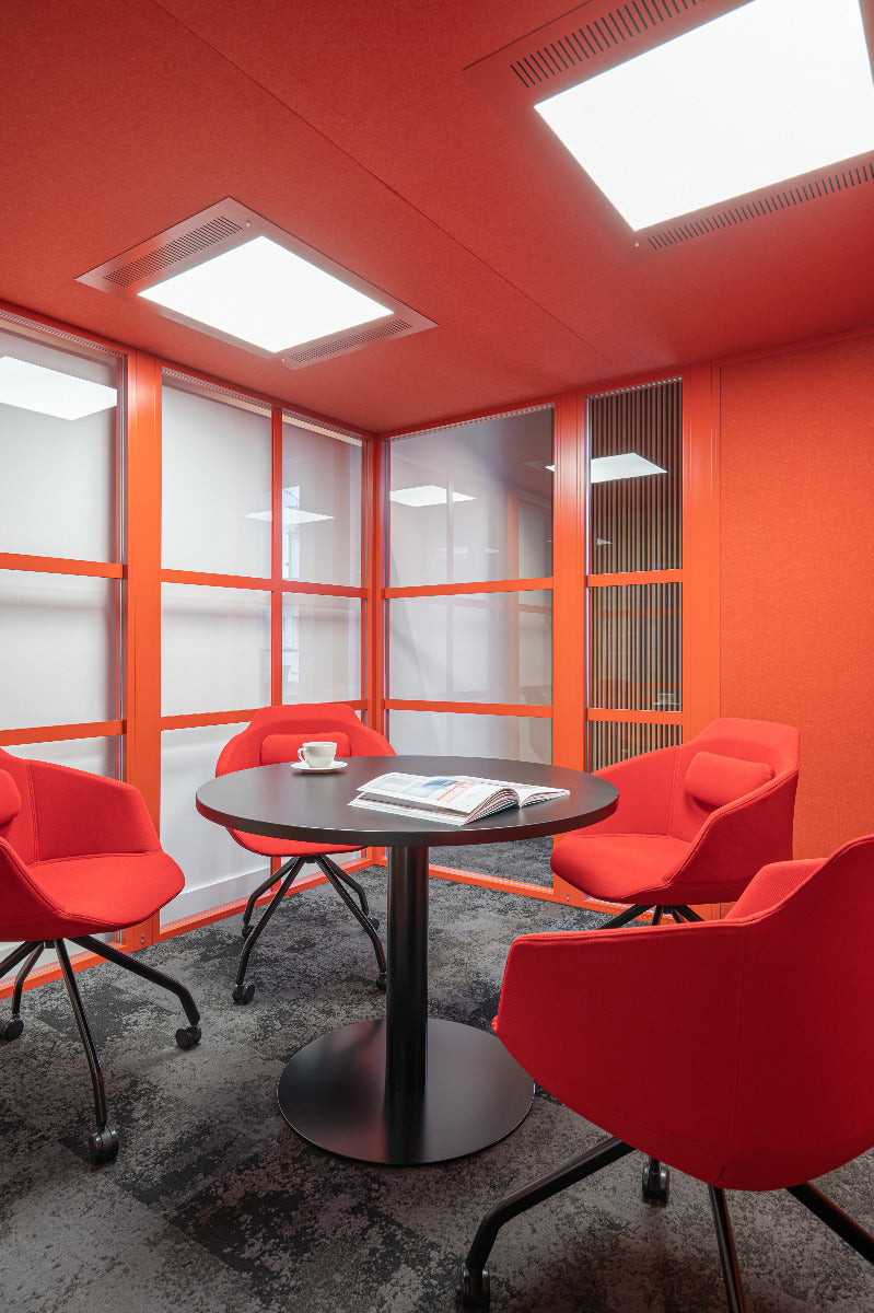 Hako Meeting XL HK05: Moderne Akustikkabine für ungestörte Telefonate und produktive Meetings in stilvollem Ambiente.