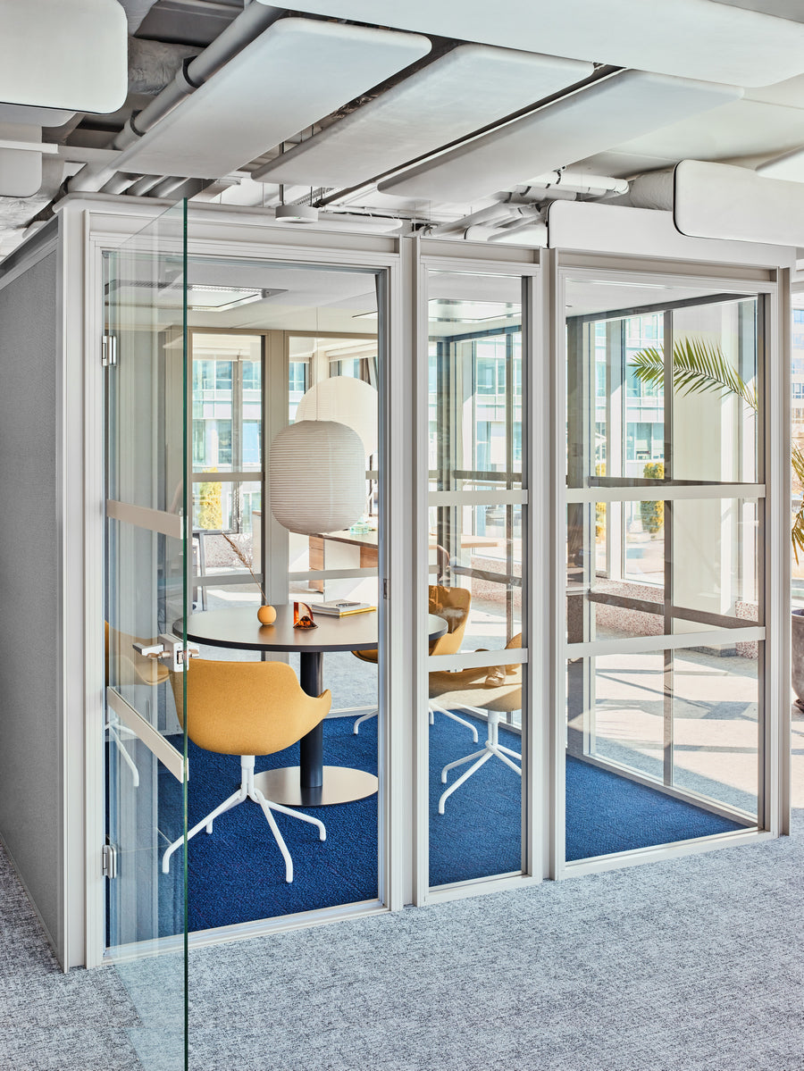 Hako Meeting XL HK05: Moderne Akustikkabine für ungestörte Telefonate und produktive Meetings in stilvollem Ambiente.