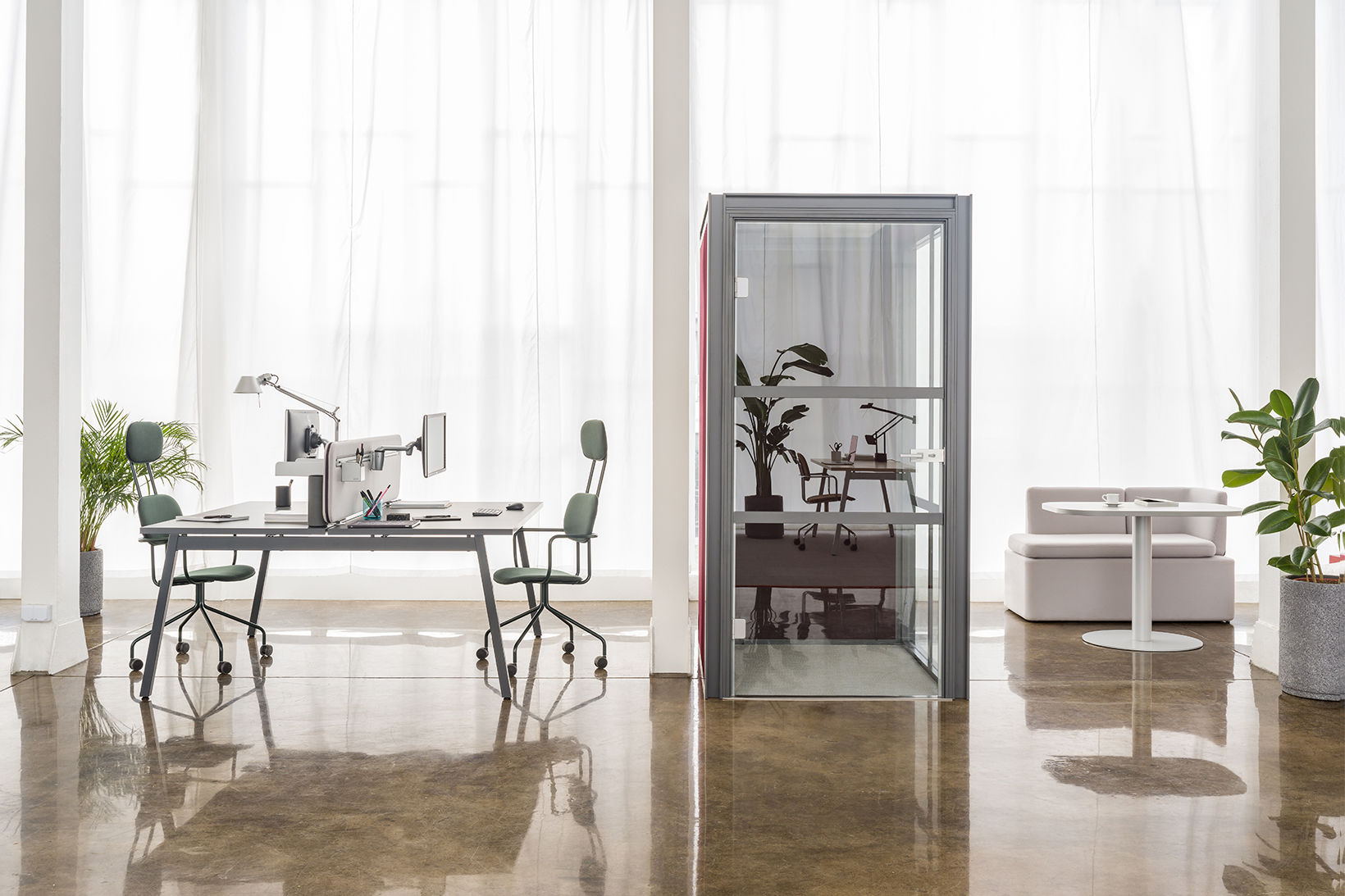 Moderne Telefonkabine Hako HK01 von Mdd, ausgestattet mit eleganter Glastür und Holzoberfläche, perfekt für ungestörte Gespräche und kreative Arbeit.