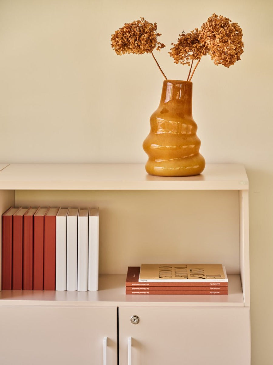 Halbregal A38P2K von MDD, modernes Standregal aus Holz mit 3 anpassbaren Fächern, perfekt für stilvolle Innenräume und optimale Raumnutzung.
