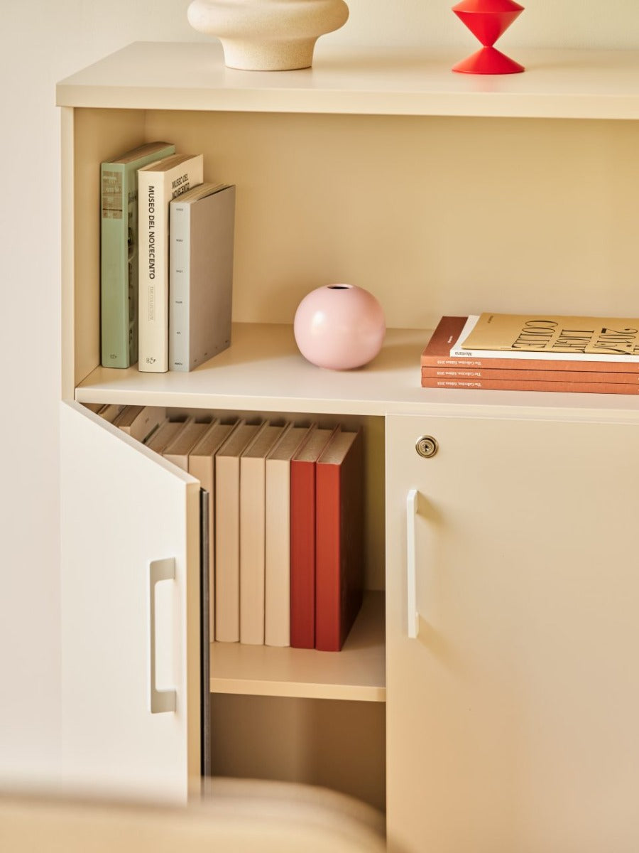 Elegantes Halbregal A38P2K von MDD, aus hochwertigem Holz, bietet flexible Ablageflächen für eine stilvolle und funktionale Raumgestaltung.