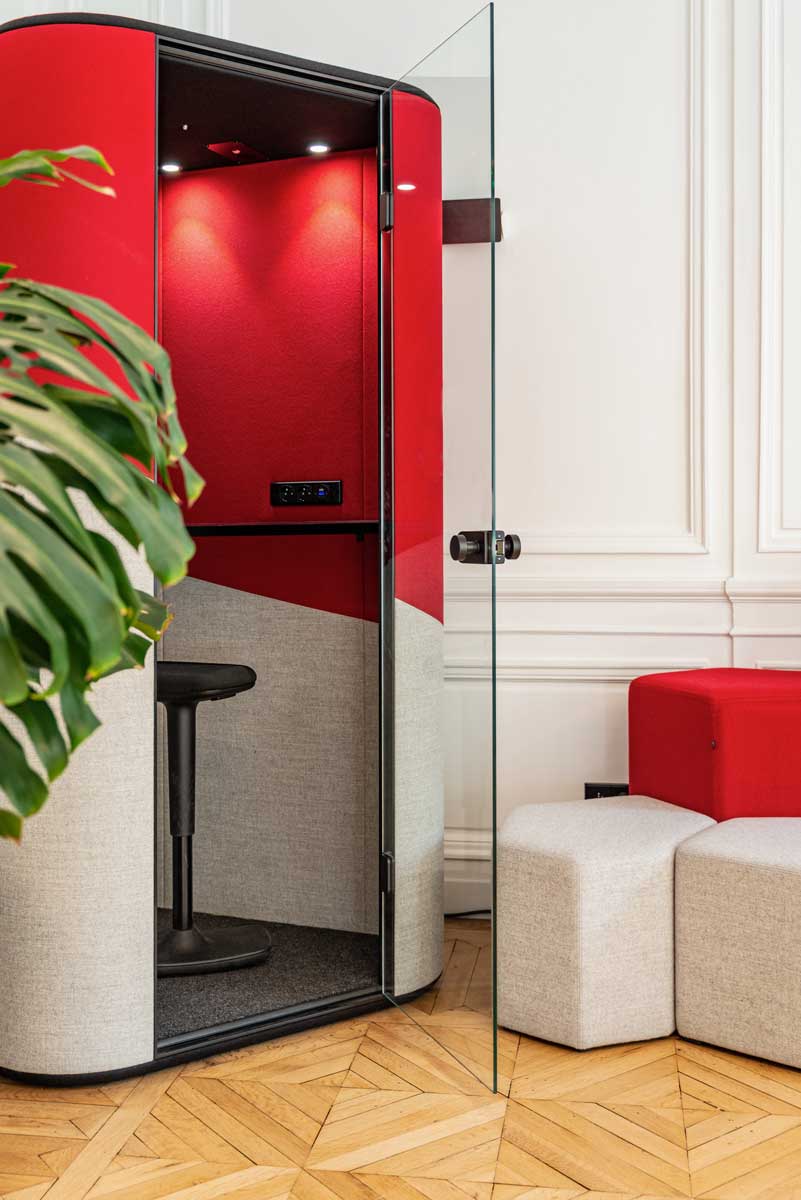 Moderne Akustikkabine Hana HN01Q von Mdd: elegante Lösung für ungestörte Telefonate in offenen Büroumgebungen.