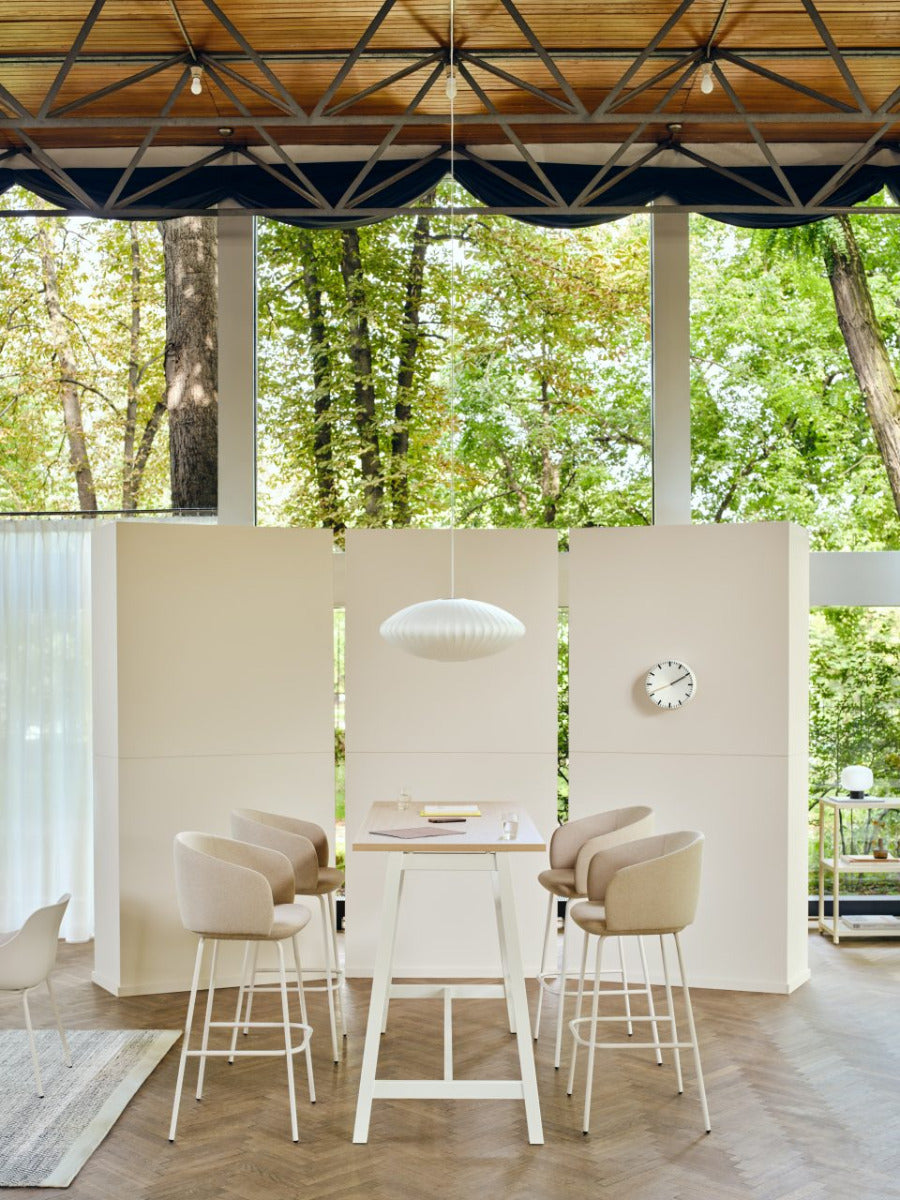 Eleganter Stehtisch Ogi M PSM88 von Mdd, perfekt für stilvolle Büros und gesellige Zusammenkünfte, vereint Funktionalität und modernes Design.