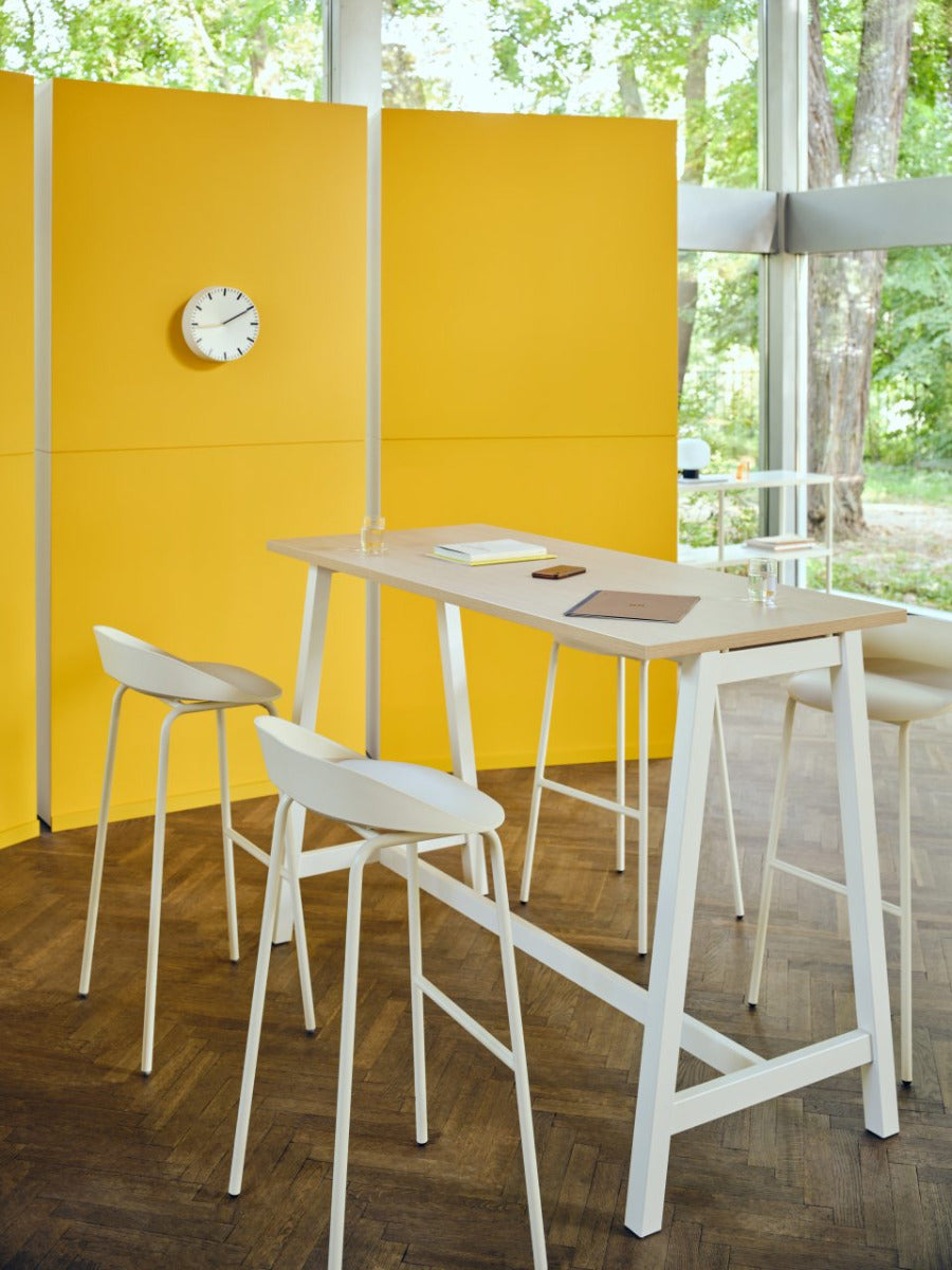 Eleganter Stehtisch Ogi M PSM88 von Mdd, perfekt für stilvolle Büros und gesellige Zusammenkünfte, vereint Funktionalität und modernes Design.