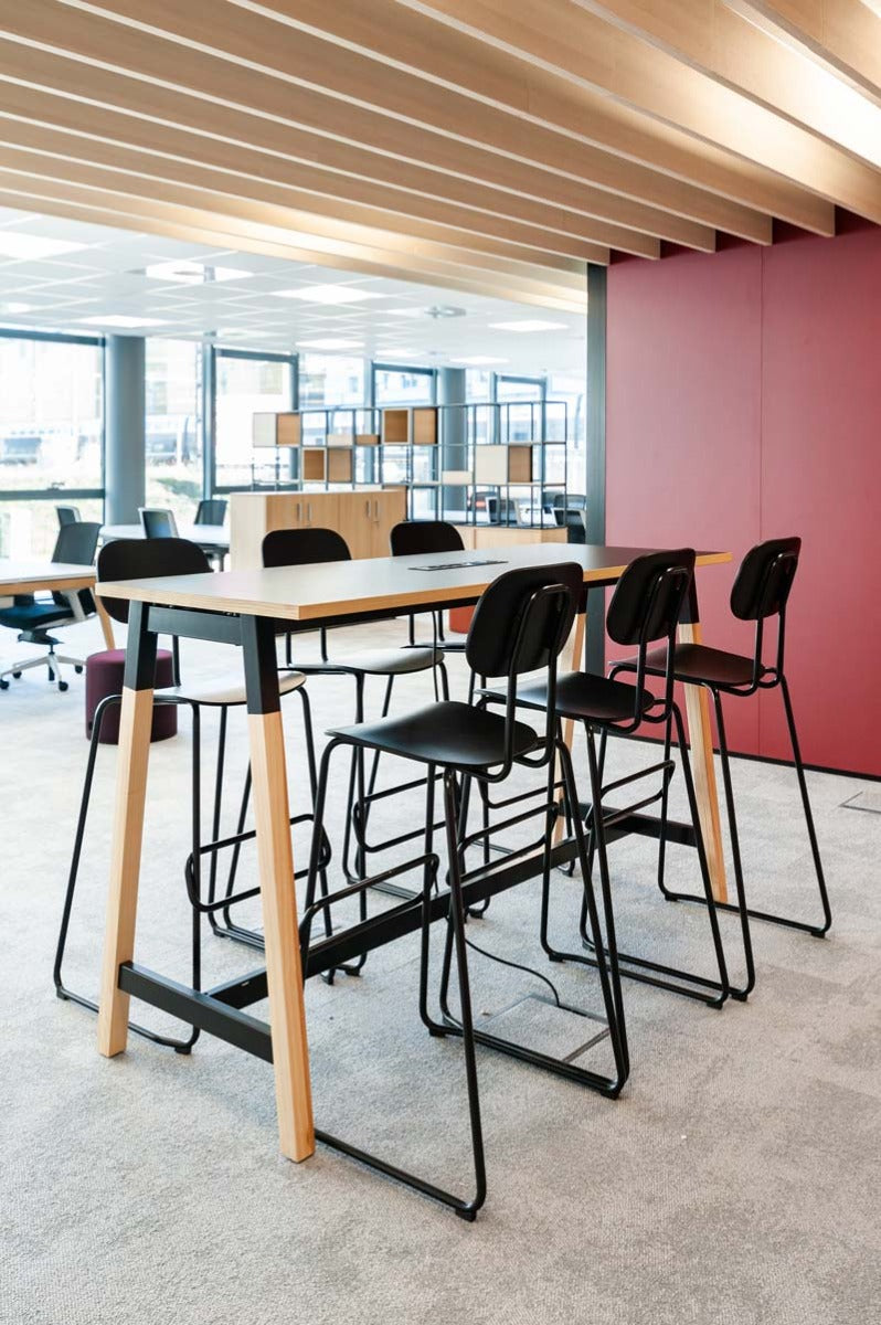 Moderner Hochtisch Ogi W PSD72 von Mdd, mit ansprechender Holzoberfläche und stabiler Metallunterkonstruktion, ideal für kreative Arbeitsumgebungen.