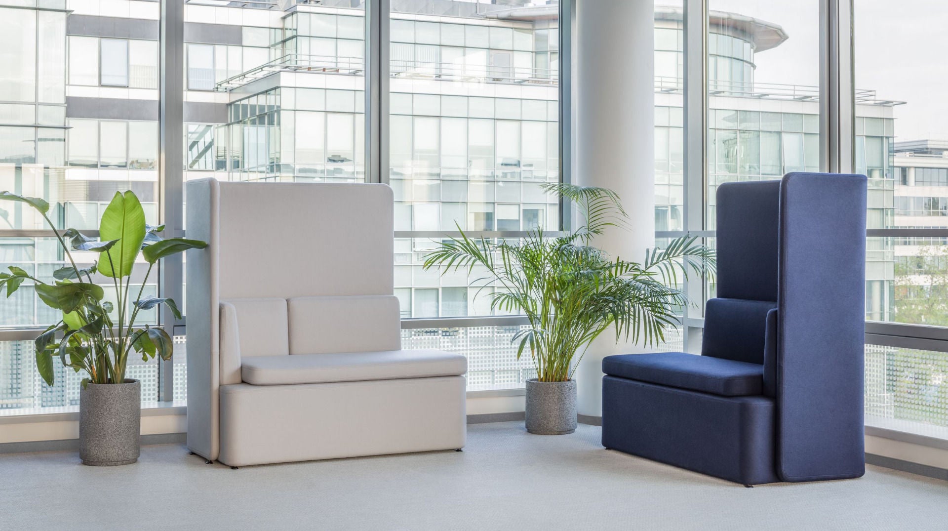 Elegantes modulares Sofa Kaiva KAV4P in sanften Farbtönen, ideal für stilvolle Wohnräume, bietet Flexibilität und hohen Sitzkomfort.