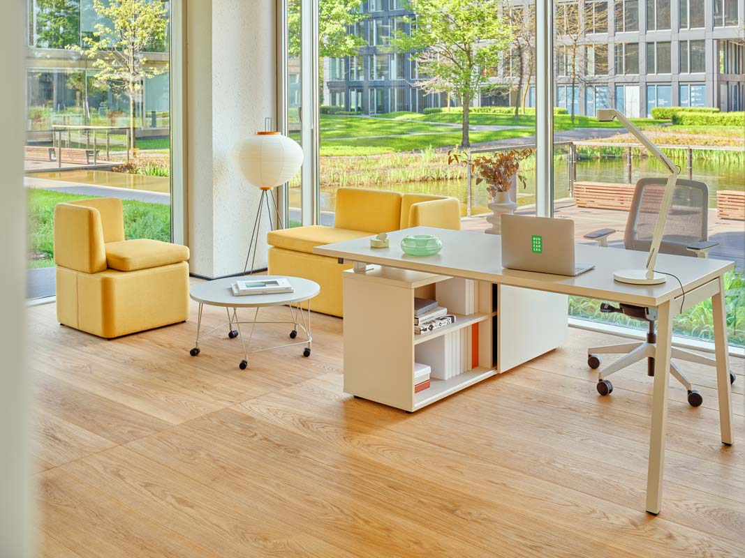 Das Kaiva KAV6L ist ein elegantes, niedriges Sofa in sanftem Grau, ausgestattet mit flexiblen Kissen und stilvollen Metallfüßen für zeitgemäßes Design.