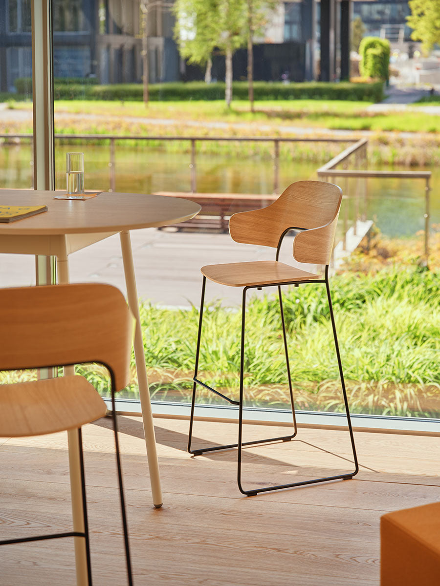Moderner Barhocker Afi AF02 von Mdd, perfekt für trendige Einrichtungen, bietet hohen Sitzkomfort und ein ansprechendes Design.