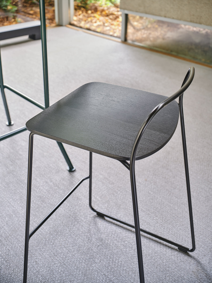 Moderner Barhocker Afi AF02 von Mdd, perfekt für trendige Wohnräume, bietet eine harmonische Kombination aus Funktionalität und ästhetischem Flair.