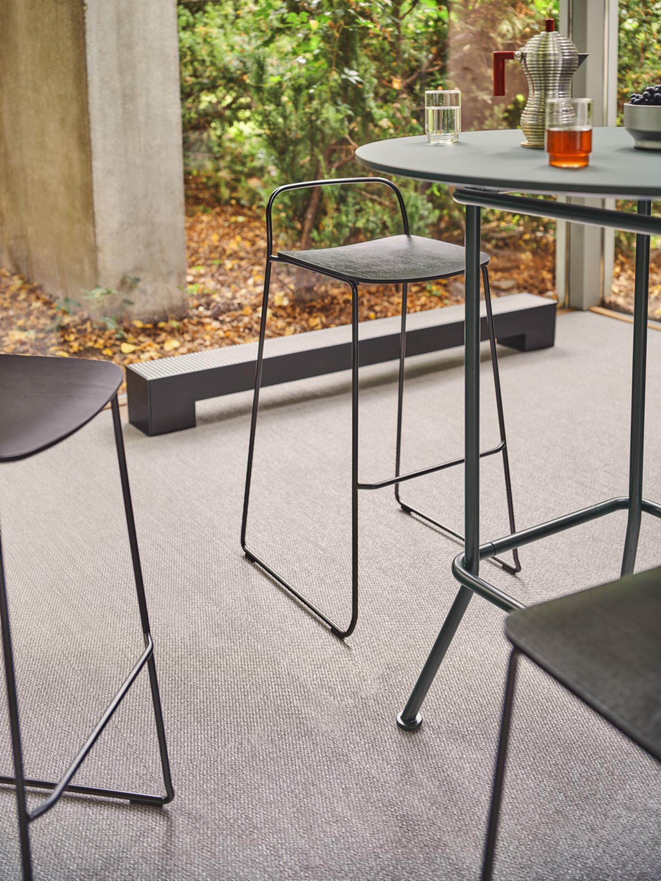 Eleganter Barhocker Afi AF02 von Mdd, ideal für stilvolle Bars und Küchen, vereint Komfort und modernes Design in einem ansprechenden Look.