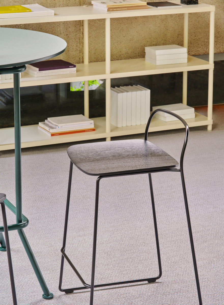 Moderner Barhocker Afi AF02 von Mdd, perfekt für trendige Wohnräume, bietet eine harmonische Kombination aus Stil und Bequemlichkeit.
