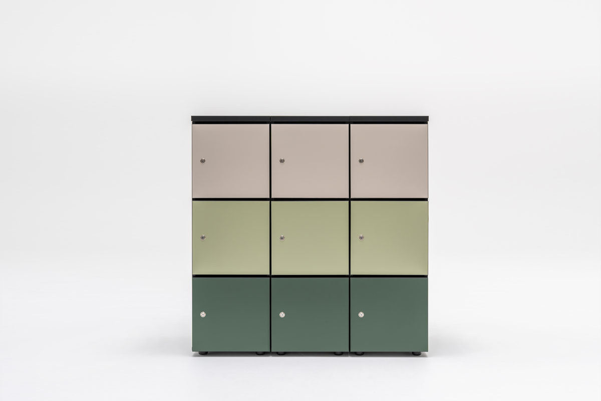 Weisser Schliessfachschrank mit roter Front, mehreren Fächern, Melaminplatte, Patentschloss und Standfüssen, Modell Locker Standard.