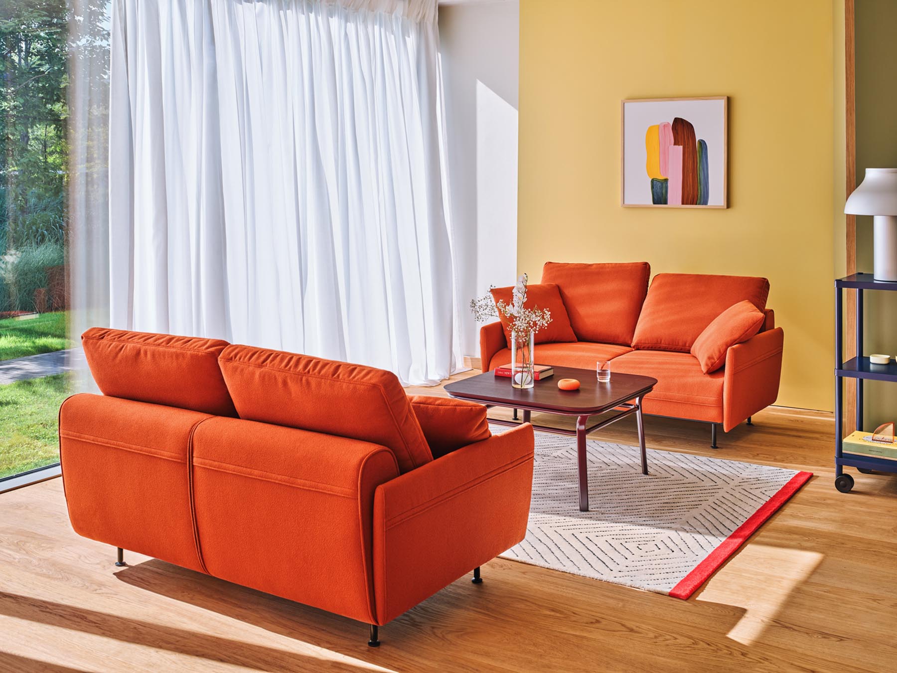 Elegantes 2er Sofa Lotus LTS03 von MDD in sanftem Altrosa, mit komfortablen Kissen und stilvollen Holzfüßen, ideal für moderne Wohnräume.
