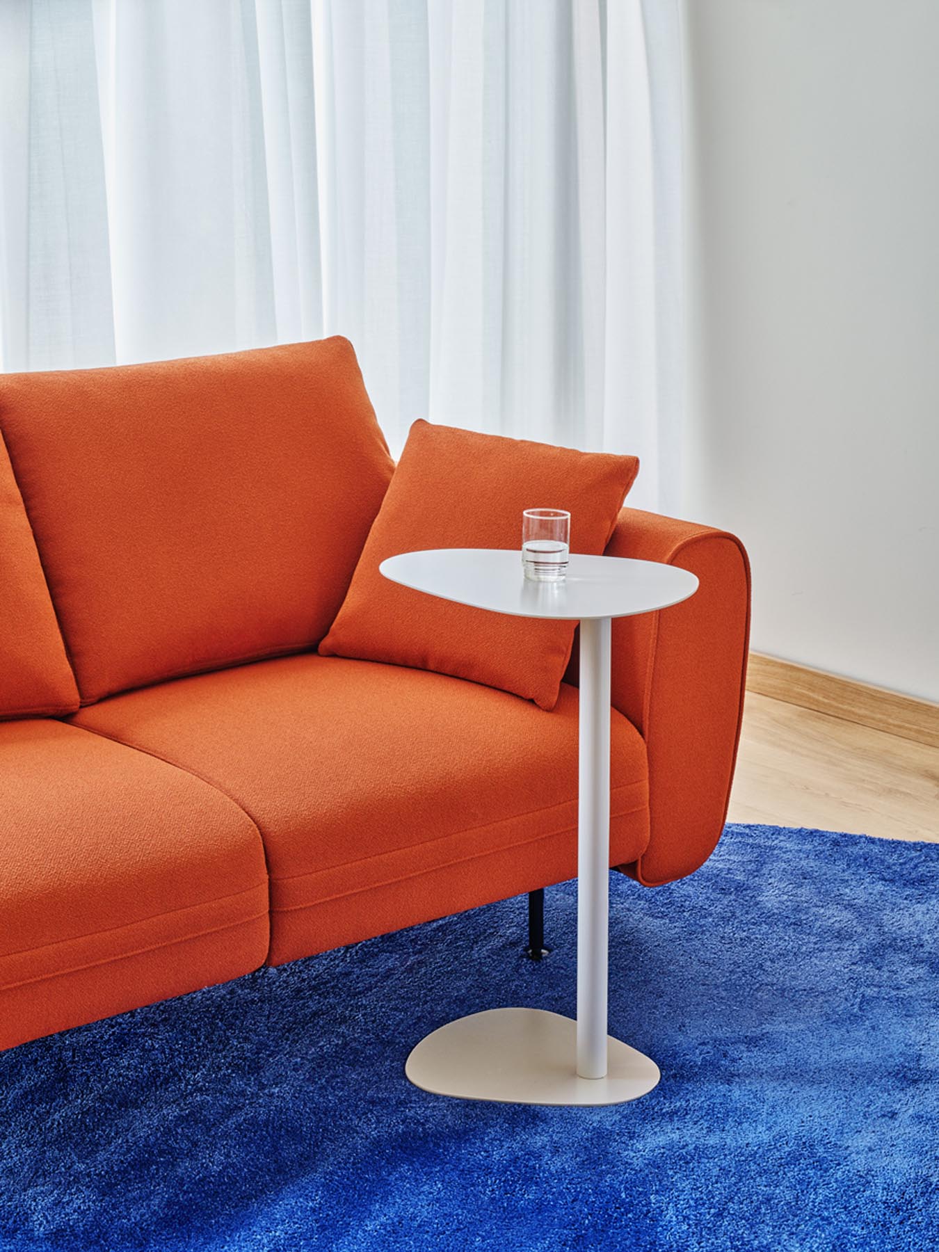 Elegantes L-Sofa Lotus LTS07 von Mdd, rechtsseitig, ideal für moderne Wohnräume, vereint Komfort und stilvolles Design.