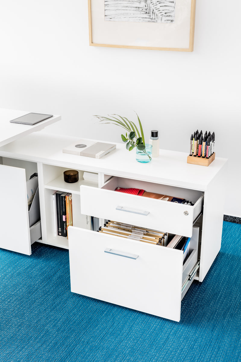 Eleganter Büroschrank A120ML von MDD, ideal für Chefzimmer, bietet großzügigen Stauraum und modernes, helles Design für eine ansprechende Arbeitsumgebung.