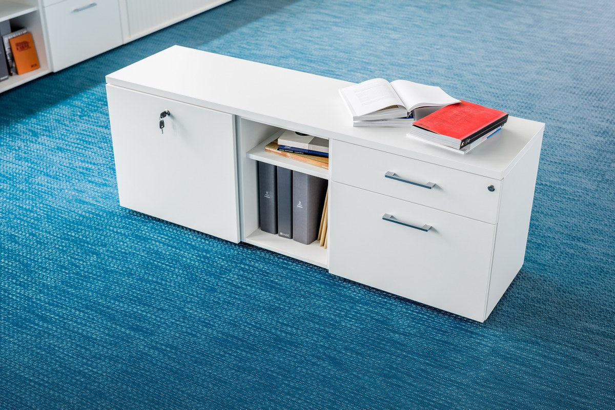Chefzimmerschrank Standard von Mdd in Weiss Pastell mit Front in Eiche Natur, Schubladen und offenen Regalfächern aus Melaminplatte.