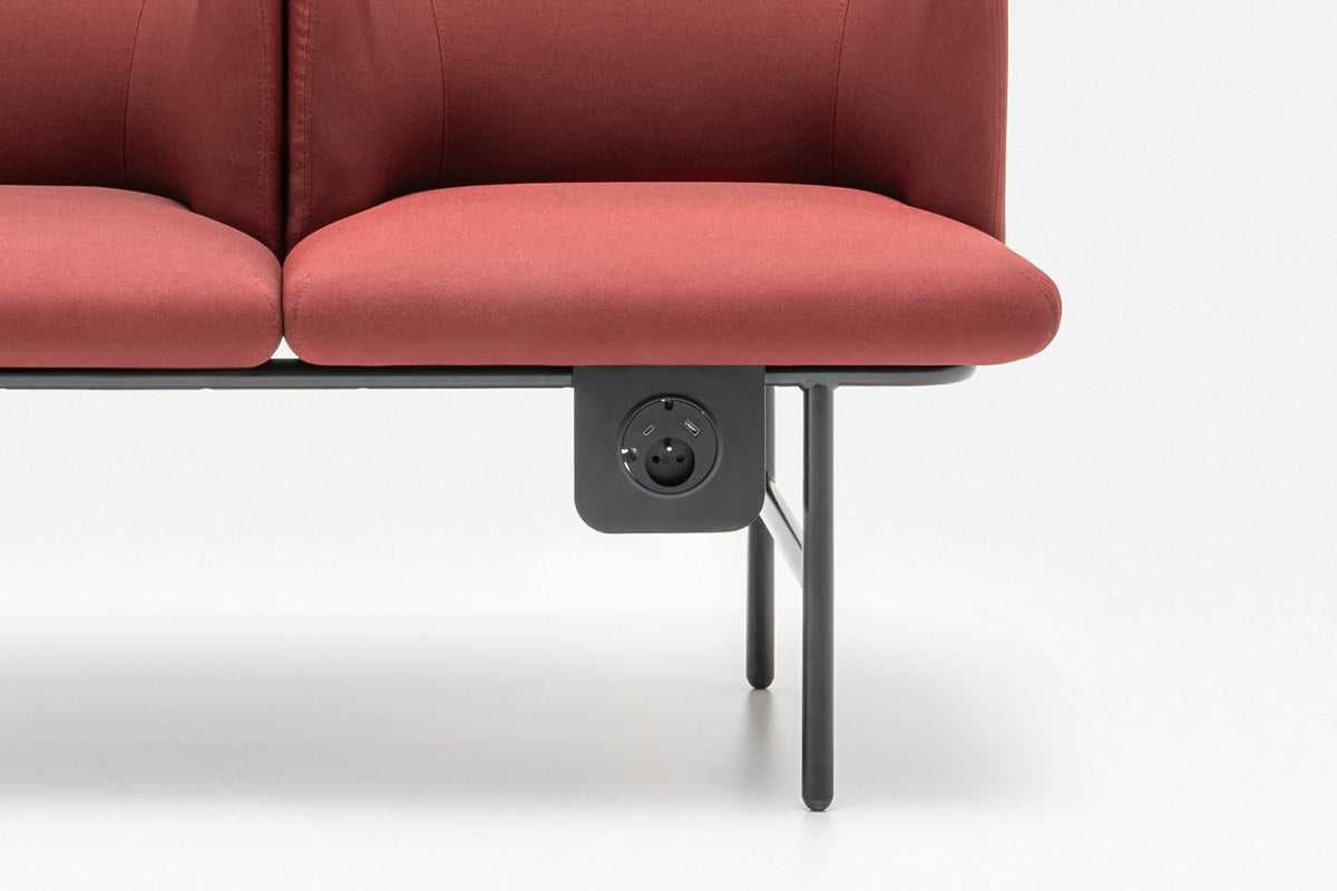 Weisse Mediabox für den Agora-Sitz mit Steckdose und zwei USB-Anschlüssen, montiert am Sitzrahmen, Farbe Perlweiss Halbmatt.