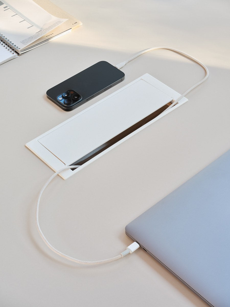 Weisse Mediabox von Mdd, kompaktes Modul mit Steckdose sowie USB-A- und USB-C-Anschluss zur Montage an Schreibtisch oder Gestell.