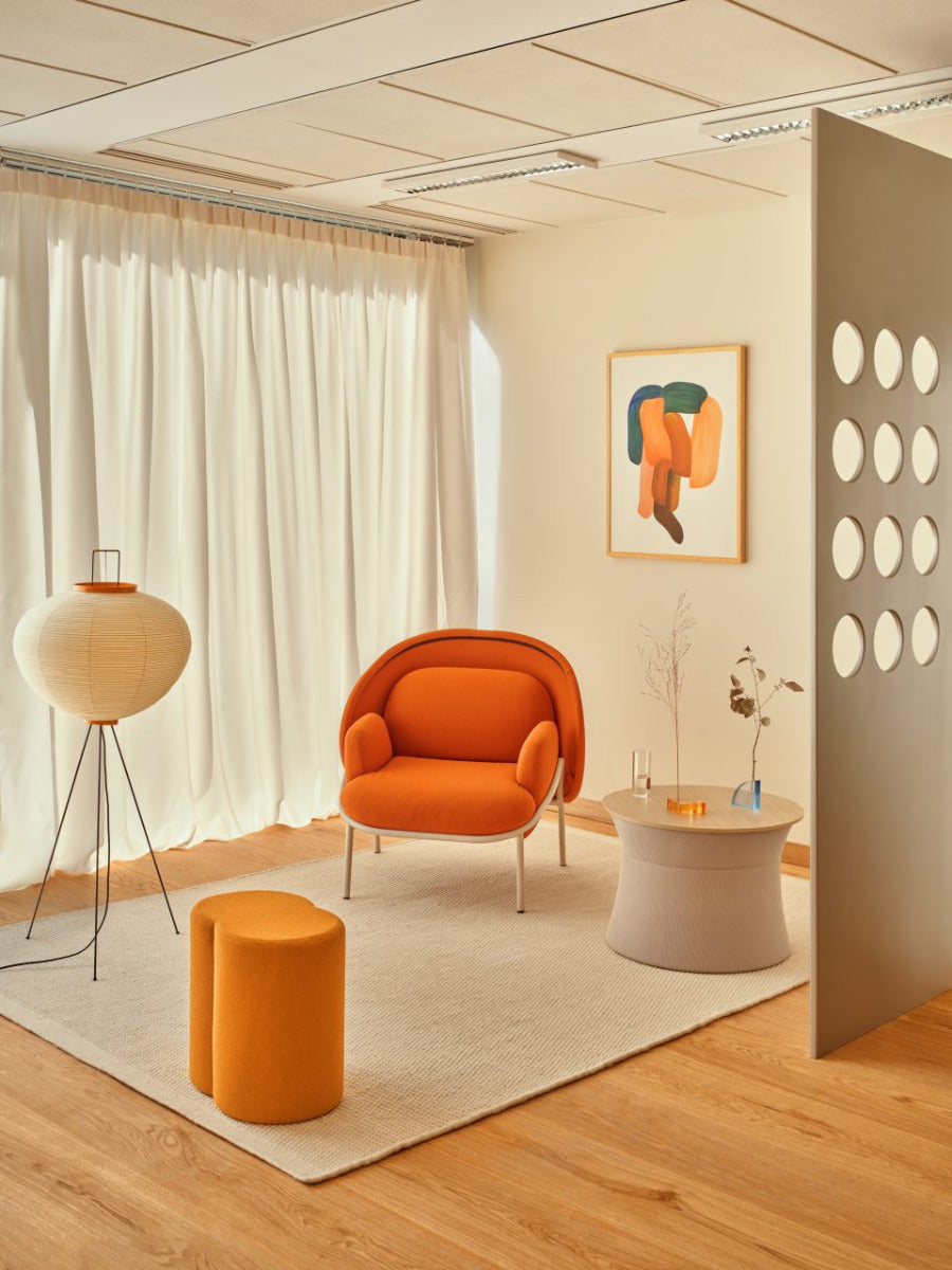Eleganter Beistelltisch MESHT1 von Mdd mit zartem Drahtgestell und stilvoller runder Tischplatte, ideal für moderne Wohnräume.
