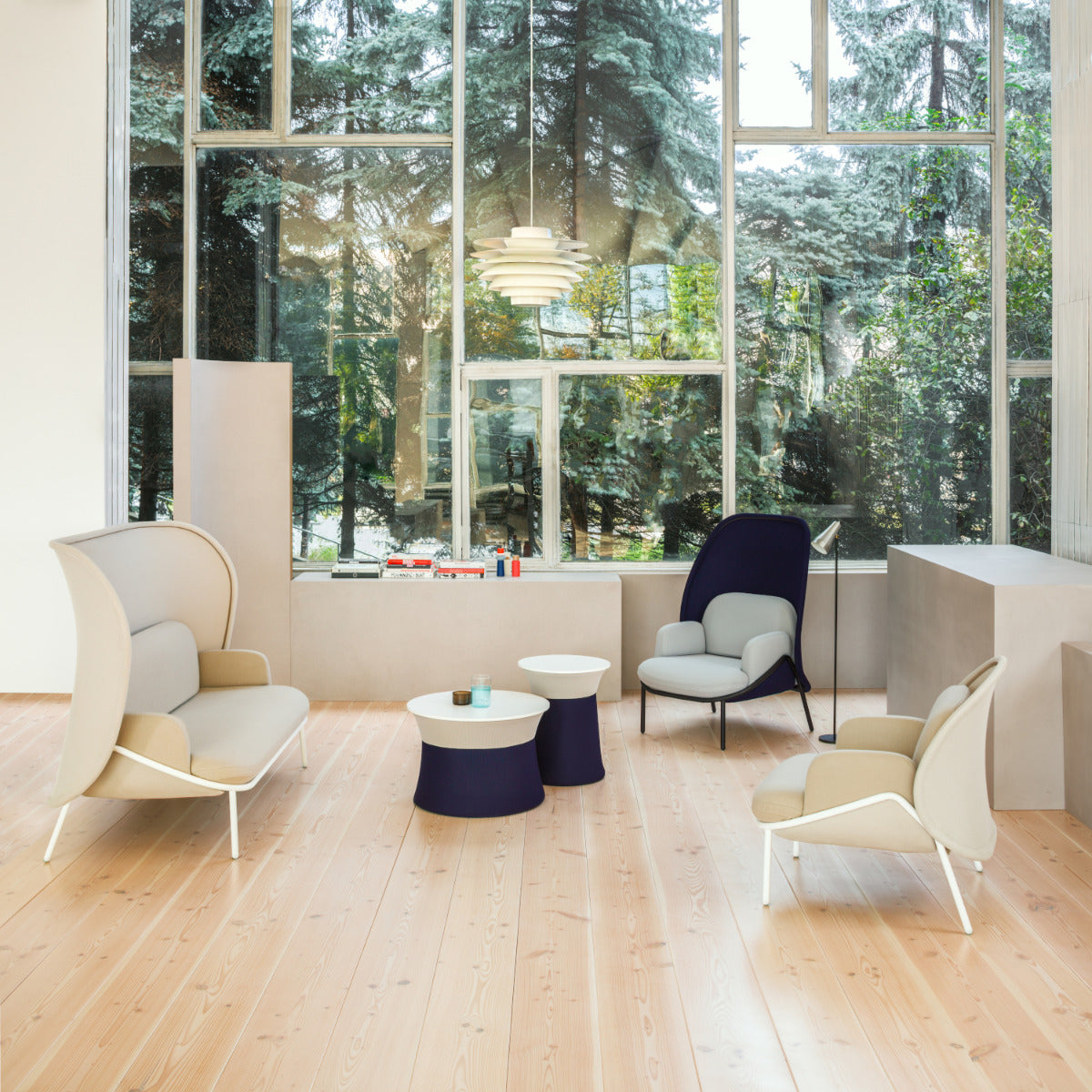Moderner Beistelltisch Mesh MESHT2 von Mdd, kombiniert minimalistisches Design mit einer runden Tischplatte und einem stabilen Metallgestell.