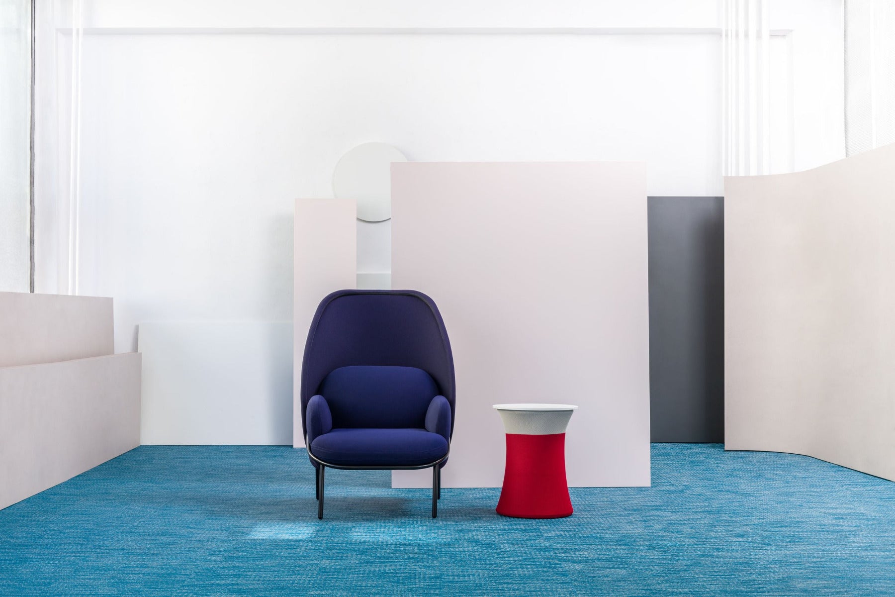 Moderner Beistelltisch Mesh MESHT2 von Mdd, der mit seinem minimalistischen Design und der stilvollen Kombination aus Metall und Holz überzeugt.