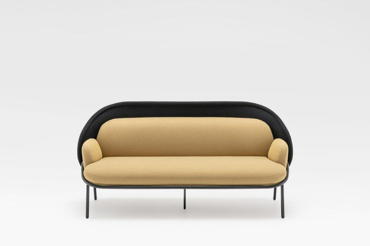 Hochlehner-Sofa Mesh von Mdd in Hellgrau, gepolsterter Sitz mit hoher Netz-Rückenlehne und vierbeinigem Metallgestell.