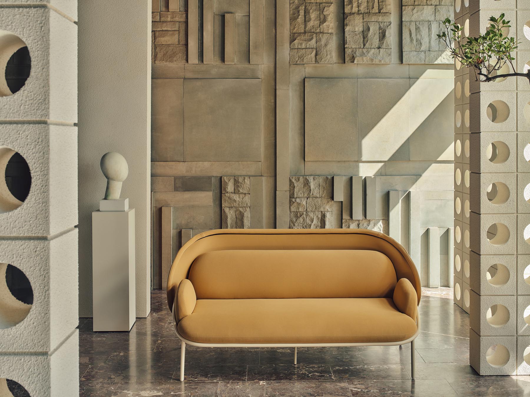 Elegantes 2er-Sofa Mesh MS1M von Mdd, das durch sein modernes Design und die komfortablen Polsterungen besticht.