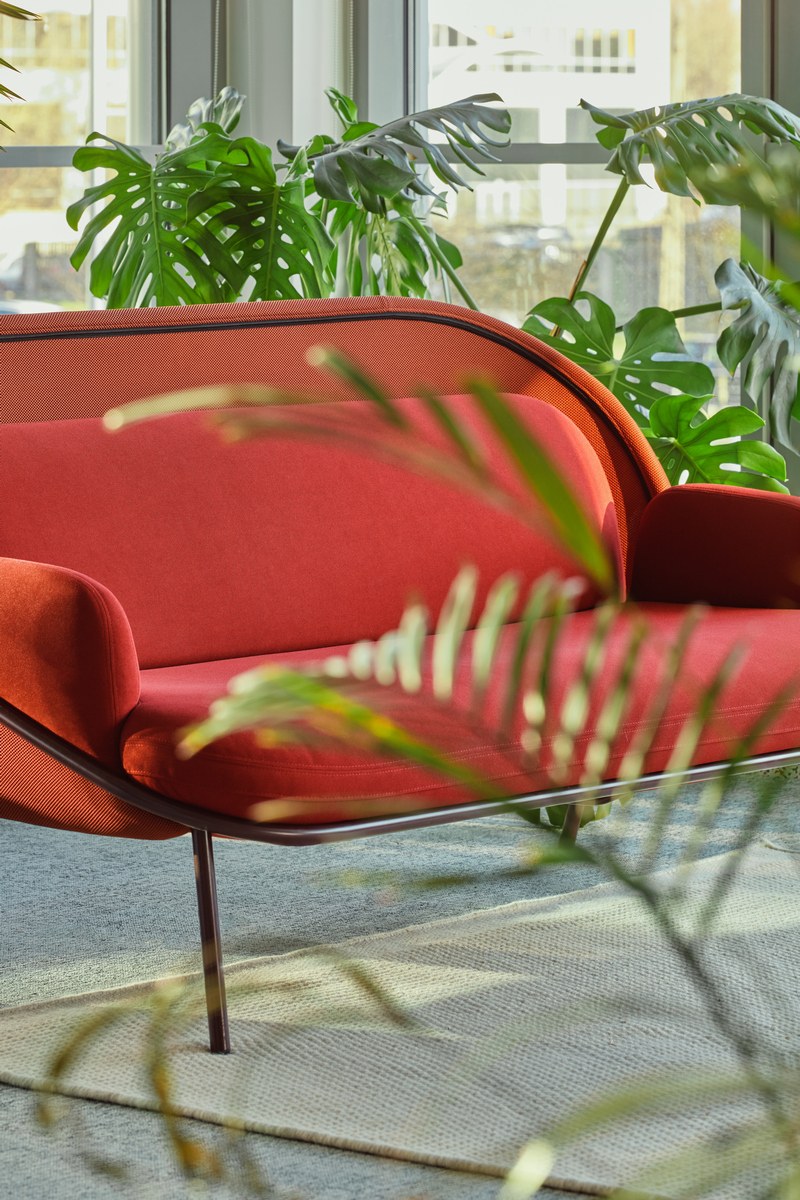 Hochlehner-Sofa Mesh von Mdd in Hellgrau, gepolsterter Sitz mit hoher Netz-Rückenlehne und vierbeinigem Metallgestell.