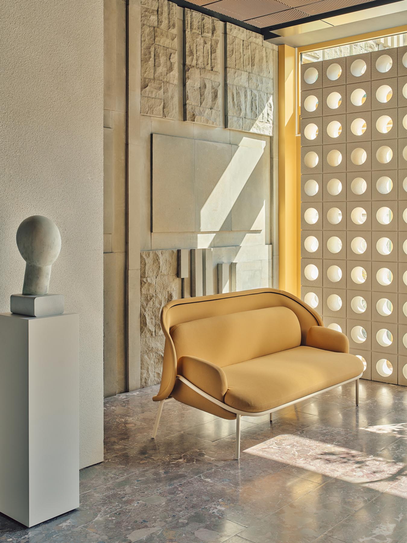 Modernes Hochlehner-Sofa Mesh MS1S von Mdd, perfekt für elegante Arbeitsumgebungen, bietet hohen Sitzkomfort und ansprechendes Design.