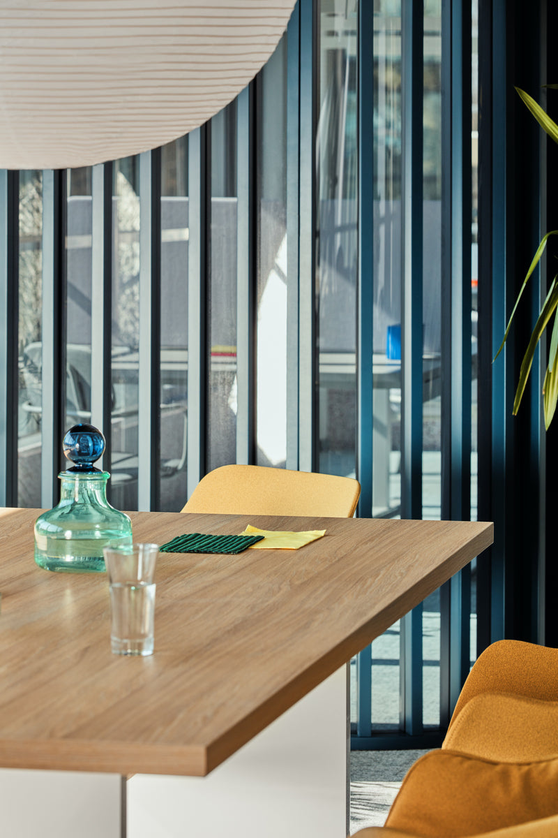 Eleganter Mito MIT45 Schreibtisch von MDD in dunkler Holzoptik, ideal für stilvolle Arbeitsumgebungen und großzügigen Stauraum.