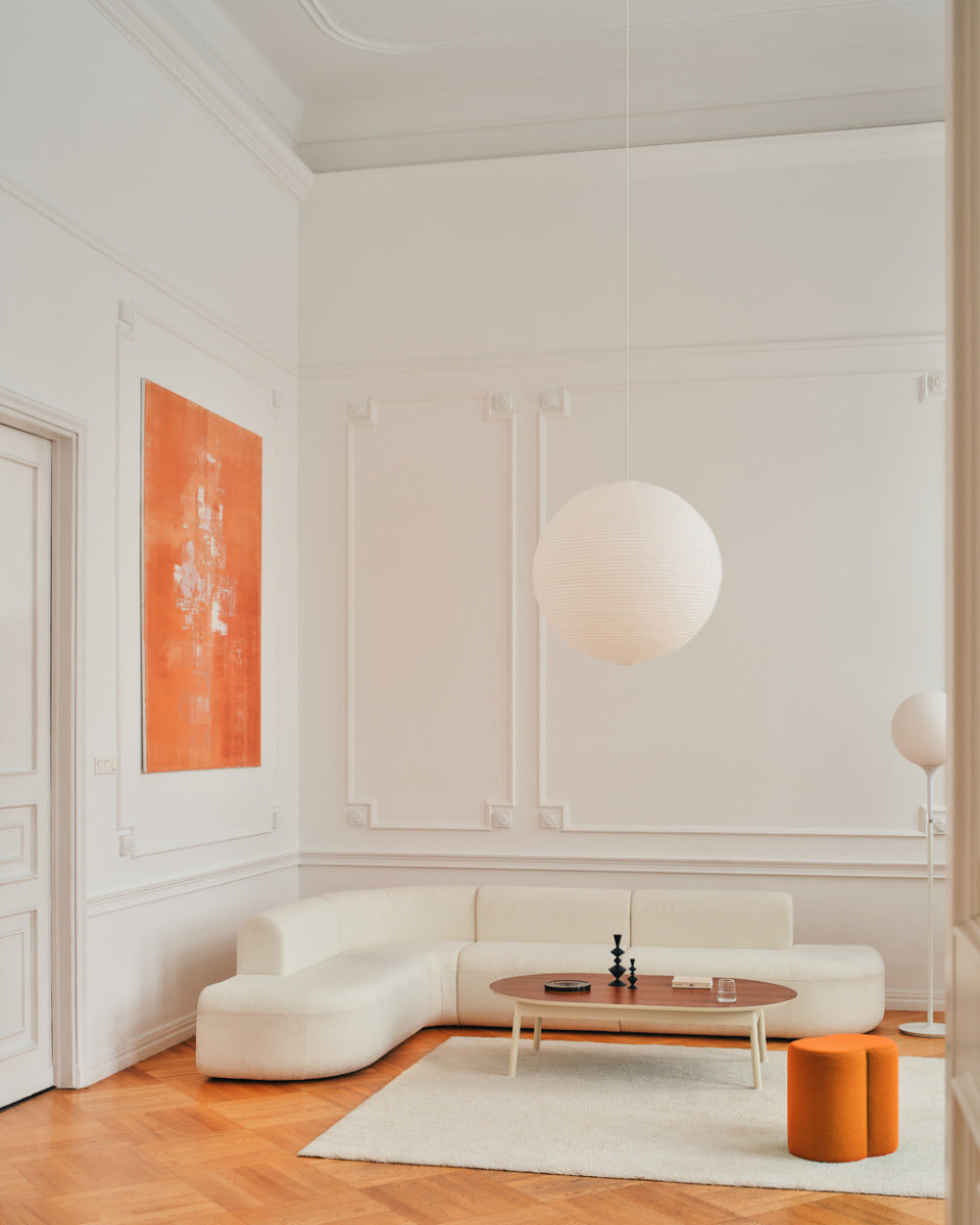 Elegantes 2er Sofa Artiko AT24 in hellgrauem Stoff, ideal für stilvolle Wohnräume, mit komfortablen Armlehnen und zeitgemäßem Design.